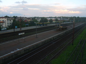 Widok na perony z kładki dla pieszych nad torami w kierunku Gdańska (23.08.2006)